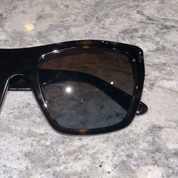 Tom Ford Alberto TF1077 ECO 52F Sunglasses – Black Shield Wrap – One Arm Broken - Picture 6 of 6